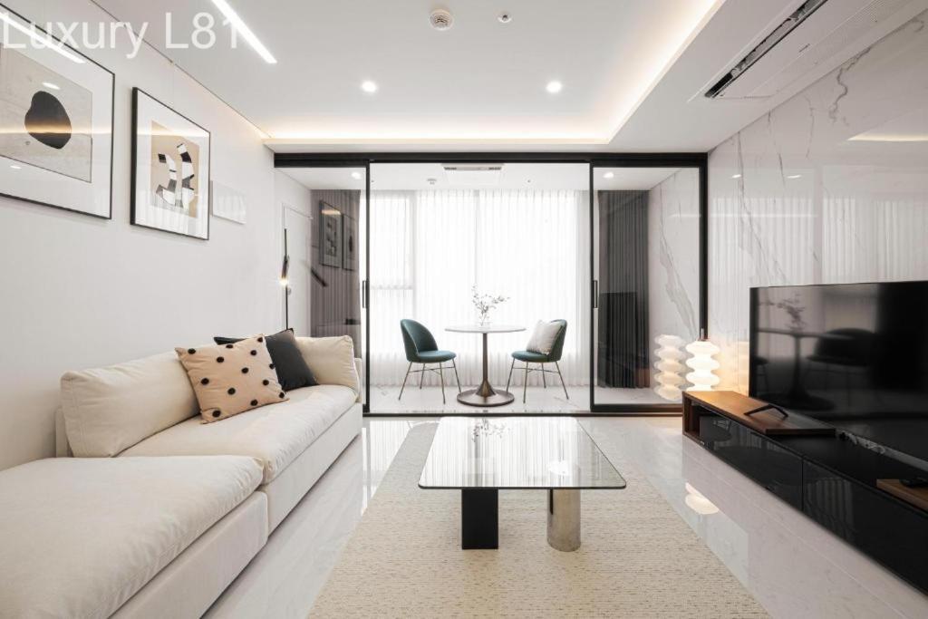 Angia Luxury Apartment Inside Landmark 81 Tower Хошимін Екстер'єр фото