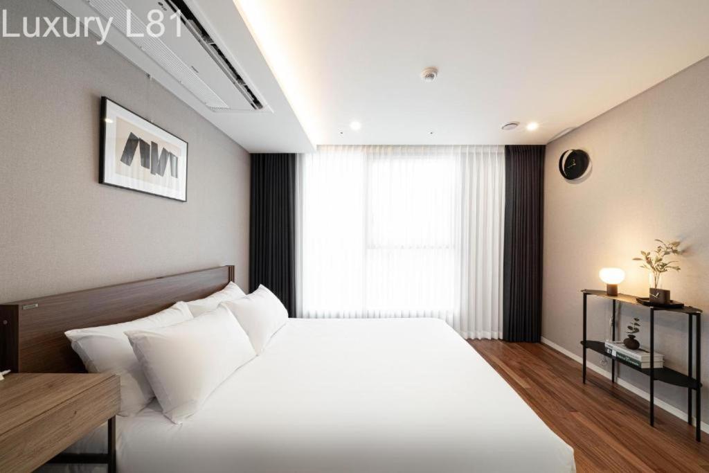 Angia Luxury Apartment Inside Landmark 81 Tower Хошимін Екстер'єр фото